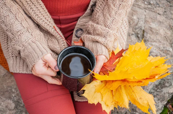 Donna Che Tiene Una Tazza Caffè Tra Mani All Aperto — Foto Stock