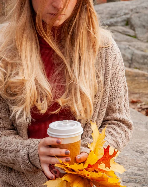 Tartó Női Csésze Kávéval Kezében Szabadtéri Őszi Park Kávét Iszik — Stock Fotó