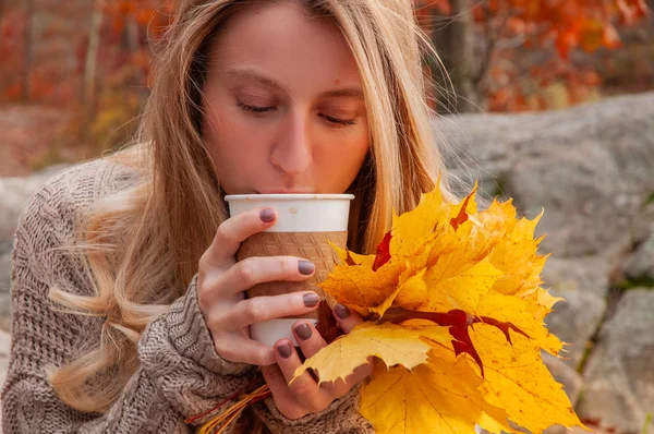 Tartó Női Csésze Kávéval Kezében Szabadtéri Őszi Park Kávét Iszik — Stock Fotó