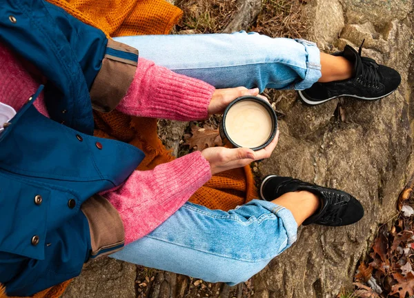 Gyönyörű Kávéfogyasztás Őszi Parkban Tartó Csésze Kávéval Kezében Szabadtéri Női — Stock Fotó