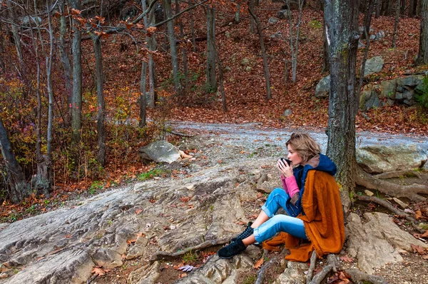 Jonge Vrouw Rusten Herfst Bos Mooie Vrouw Drinken Koffie Herfst — Stockfoto