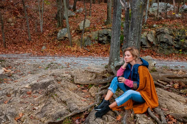 Молодая Женщина Отдыхает Осеннем Лесу Красивая Женщина Пьет Кофе Осеннем — стоковое фото