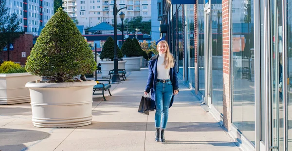 Hermosa Mujer Feliz Con Bolsas Compras Caminando Centro Comercial — Foto de Stock