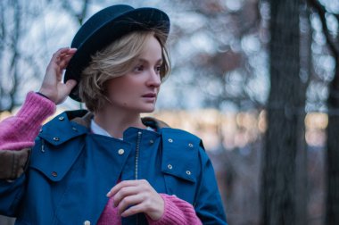 Şapka ve sıcak sonbahar giysileri sonbahar ormandaki güzel kadın