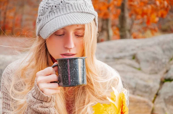 Tartó Női Csésze Tea Kezében Szabadtéri Őszi Park Kávét Iszik — Stock Fotó