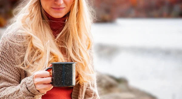 Tartó Női Csésze Tea Kezében Szabadtéri Forró Teát Iszik Őszi — Stock Fotó