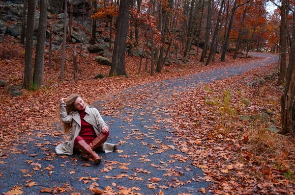 Mooie Vrouw Herfst Jas Herfst Bos — Stockfoto