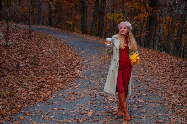 Красивая Женщина Осеннем Пальто Гуляет Осеннему Лесу — стоковое фото