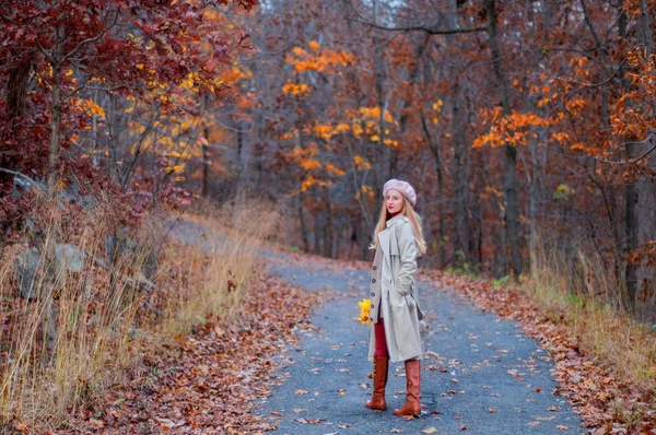 Красивая Женщина Осеннем Пальто Гуляет Осеннему Лесу — стоковое фото