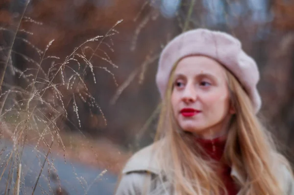 Frumos Elegant Blonda Femeie Pădurea Toamnă — Fotografie, imagine de stoc