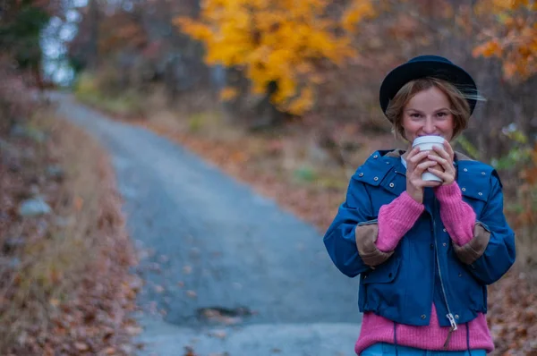 Femeia Frumoasă Pălărie Haine Calde Toamnă Bea Cafea Fierbinte Pădure — Fotografie, imagine de stoc