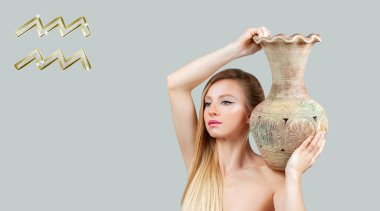 Kova burcu. Astroloji ve burç kavramı. Uzun saçlı güzel kadın sürahi tutuyor