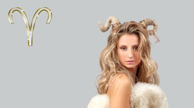 Koç burcu. Astroloji ve burç kavramı, uzun saç ve boynuzları ile güzel kadın