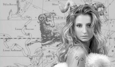 Koç burcu. Astroloji ve burç kavramı, güzel kadın koç zodyak harita üzerinde