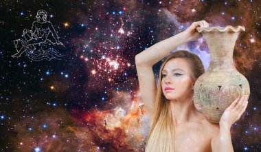 Kova burcu. Astroloji ve burç kavramı. Güzel kadın kova gökada arka plan üzerinde