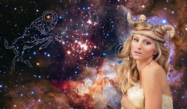 Koç burcu. Astroloji ve burç kavramı, güzel kadın koç gökada arka plan üzerinde