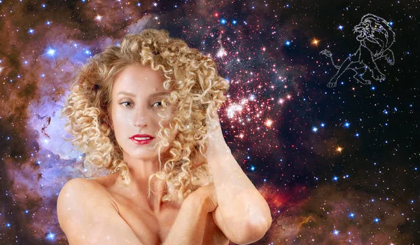 Leo Znamení Astrologie Horoskop Koncept Krásná Žena Leo Pozadí Galaxie — Stock fotografie