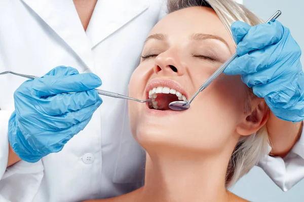 Dentista Examinando Los Dientes Del Paciente Dentis Médico Haciendo Tratamiento — Foto de Stock