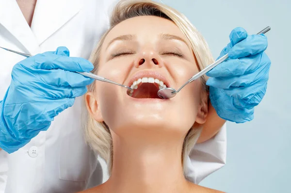 Dentista Examinando Los Dientes Del Paciente Dentis Médico Haciendo Tratamiento — Foto de Stock