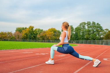 Sağlıklı bir yaşam tarzı. Fitness kadın bacakları açık havada kaçak önce germe