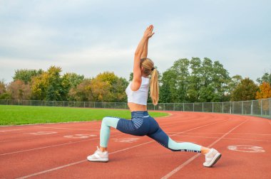 Sağlıklı bir yaşam tarzı. Fitness kadın bacakları açık havada kaçak önce germe