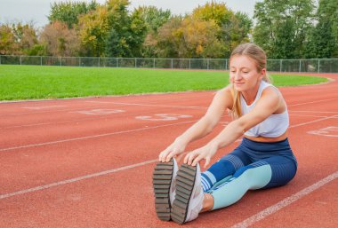 Sağlıklı bir yaşam tarzı. Fitness kadın bacakları açık havada kaçak önce germe