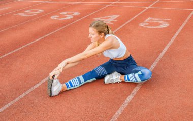 Sağlıklı bir yaşam tarzı. Fitness kadın bacakları açık havada kaçak önce germe