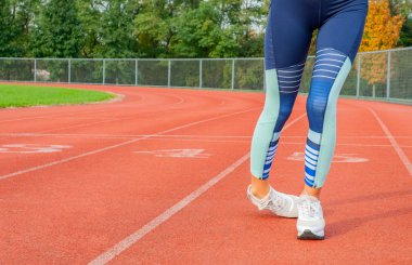 Çalışma yolda çalıştırılması sırasında güçlük kadın bacakları