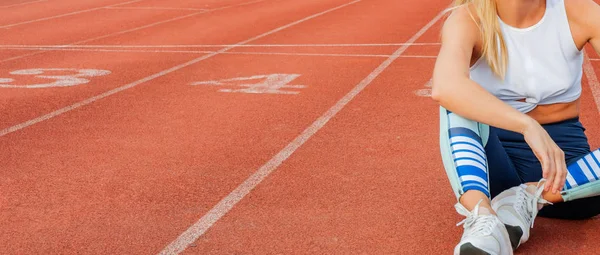 Corredor Mujer Fitness Tomando Descanso Después Correr Sentado Pista Carreras — Foto de Stock