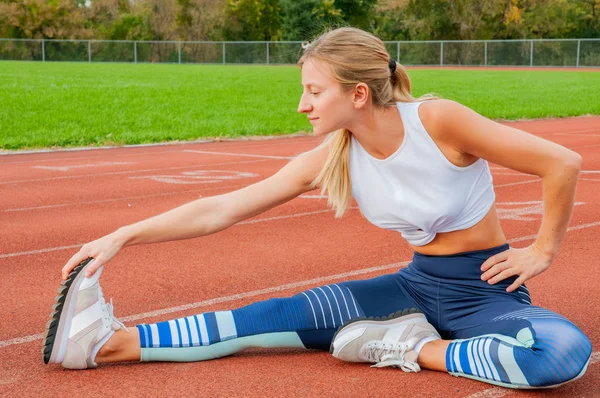 Estilo Vida Saludable Mujer Fitness Estirando Las Piernas Antes Correr — Foto de Stock