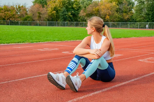 Corredor Mujer Fitness Tomando Descanso Después Correr Sentado Pista Carreras — Foto de Stock