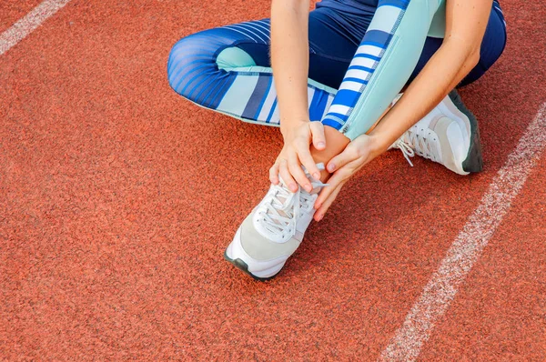 Blessure Aux Jambes Femme Coureuse Souffrant Douleur Jambe Après Entraînement — Photo