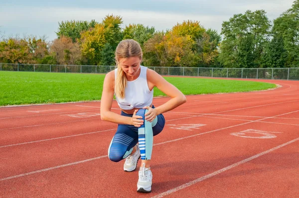 Sportovní Zranění Kolena Žena Bolesti Koleni Běhu Venku Stadionu — Stock fotografie