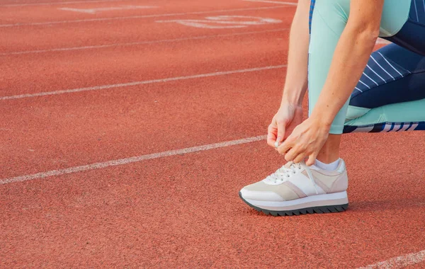 Deportiva Corredora Atando Cordones Mujer Atando Sus Zapatillas Una Pista — Foto de Stock