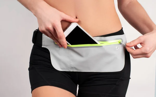 Fitness Vrouw Dragen Taille Tas Met Smartphone Binnen Witte Achtergrond — Stockfoto