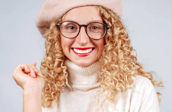 Retrato Una Estudiante Con Pelo Rizado Vestida Con Suéter Cálido — Foto de Stock