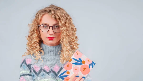 Mujer Estudiante Feliz Con Pelo Rizado Anteojos Está Leyendo Libro — Foto de Stock