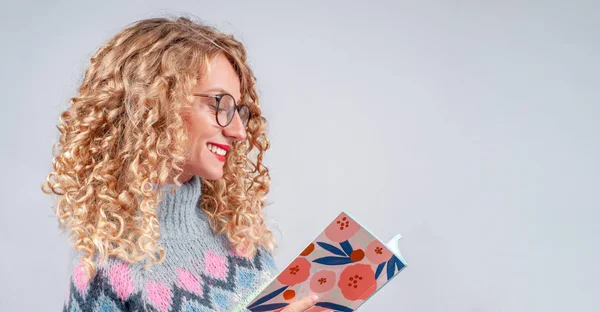 Щаслива Студентка Кучерявим Волоссям Окулярами Читає Книгу — стокове фото