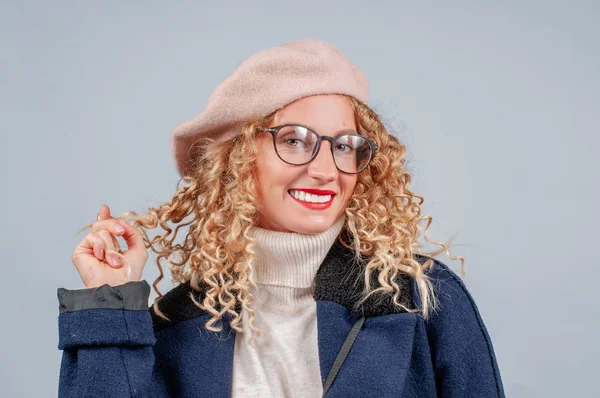 Mujer Estudiante Feliz Con Pelo Rizado Boina Gafas Está Sonriendo — Foto de Stock