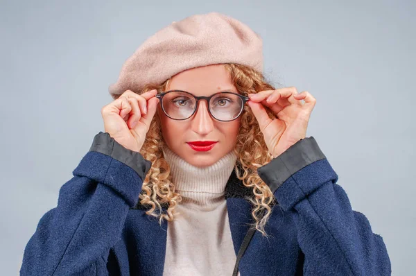 Feliz Estudiante Mujer Gafas Boina Está Sonriendo Mirando Cámara — Foto de Stock