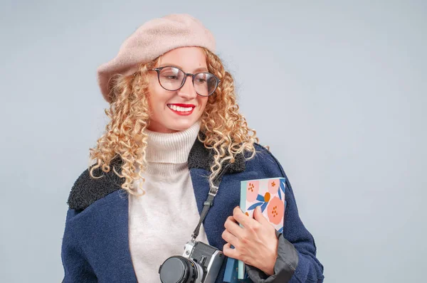Mujer Estudiante Feliz Con Pelo Rizado Boina Gafas Está Sonriendo — Foto de Stock