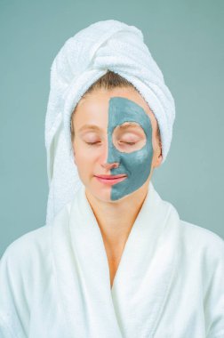 Spa kil maskesi. Kil maskesi olan güzel kadın. Cilt Bakımı ve güzellik kavramı.