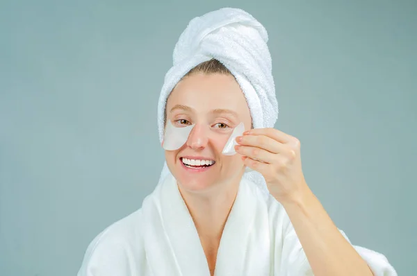 Tratamientos Belleza Cuidado Facial Mujer Hermosa Con Parches Cosméticos Bajo — Foto de Stock