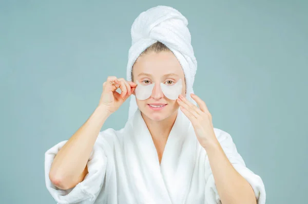 Cuidados Faciais Tratamentos Beleza Mulher Bonita Com Manchas Cosméticas Sob — Fotografia de Stock