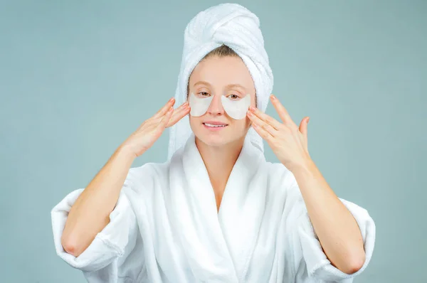 Tratamientos Belleza Cuidado Facial Mujer Hermosa Con Parches Cosméticos Bajo — Foto de Stock