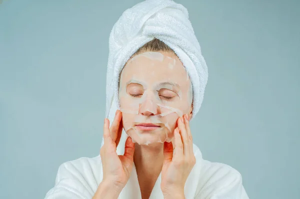 Perawatan Wajah Dan Perawatan Kecantikan Wanita Cantik Dengan Lembaran Masker — Stok Foto