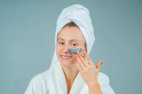 Máscara Spa Clay Mulher Bonita Aplicando Máscara Barro Facial Skincare — Fotografia de Stock