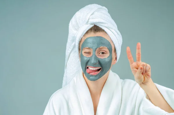 Spa Lermask Vacker Ung Kvinna Med Lera Ansiktsmask Hudvård Och — Stockfoto