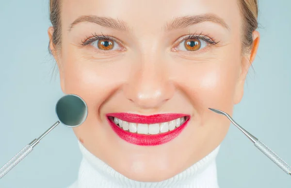 Здорова Красива Жіноча Посмішка Професійні Стоматологічні Інструменти Відбілювання Концепція Білих — стокове фото