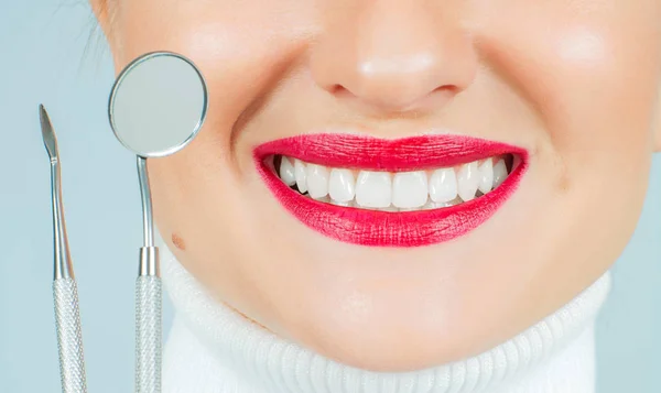 Sonrisa Femenina Hermosa Saludable Herramientas Dentistas Profesionales Blanqueamiento Blanco Fuerte — Foto de Stock